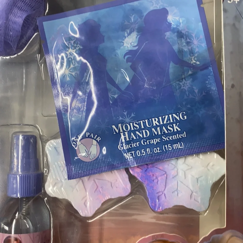 Disney Frozen II 7-Piece Spa Set Scub Bubble Bath Body Mist Bath Gift Set NEW